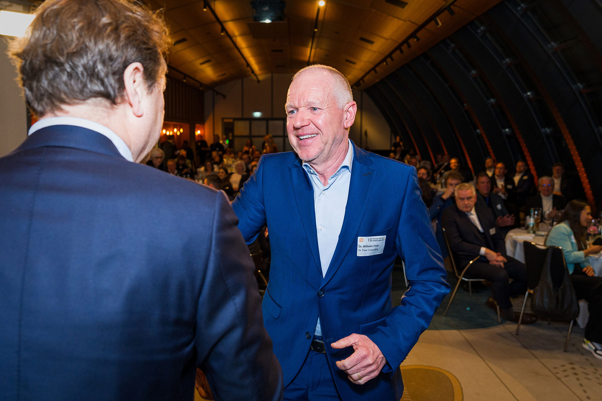Dr. Flör im persönlichen Austausch mit einem Veranstaltungsteilnehmer während des Abends in Hamburg